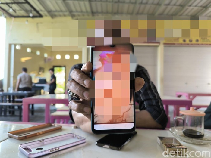 Pria Surabaya menunjukan video syur istrinya kepada detikJatim