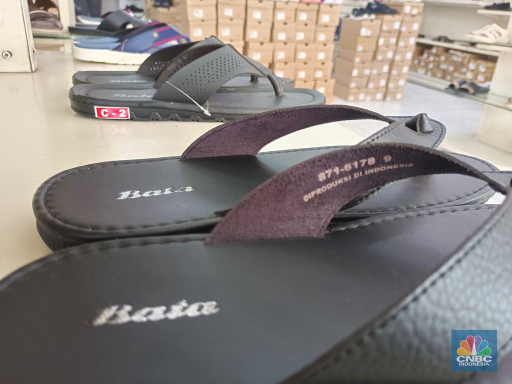 Produk Bata di toko Bata jalan Merdeka Bogor, Jawa Barat, Rabu (8/5/2023). (CNBC Indonesia/Martyasari Rizky)