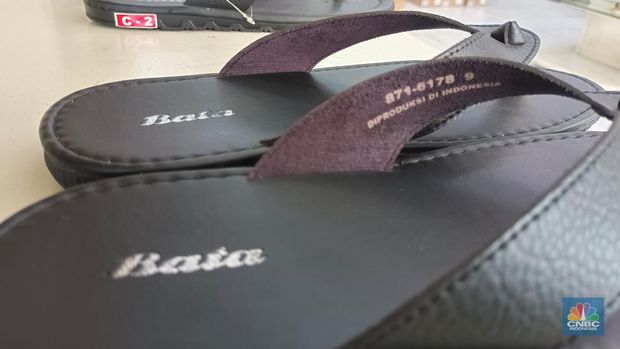 Produk Bata di toko Bata jalan Merdeka Bogor, Jawa Barat, Rabu (8/5/2023). (CNBC Indonesia/Martyasari Rizky)