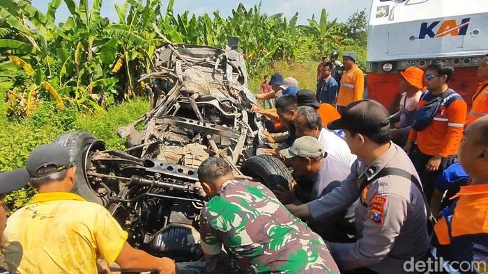 Proses evakuasi Kijang tertabrak KA di Pasuruan