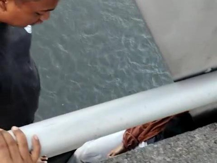 Proses evakuasi wanita di tepi Jembatan Jurug, Solo, Rabu (8/5/2024).