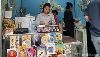 Nuansa Jepang juga tampak di gerainya, di mana di dindingnya dihiasi dengan poster-poster anime. Untuk resepnya, Ridho dan rekannya melakukan riset di Internet. Foto: detikcom/Riska Fitria