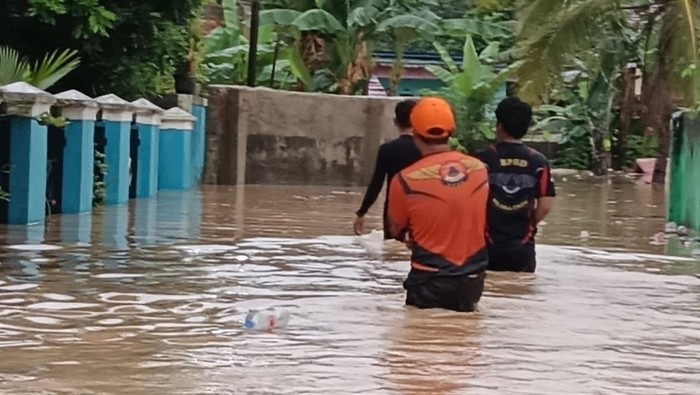 Intensitas hujan yang tinggi di Muara Enim,  menyebabkan Sungai Aur meluap. Imbasnya, puluhan rumah terendam banjir.