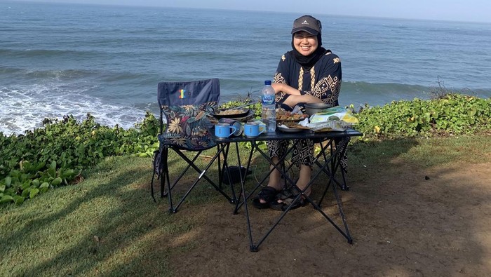 Putri Jamidah membuka bisnis penyewaan kursi lipat.