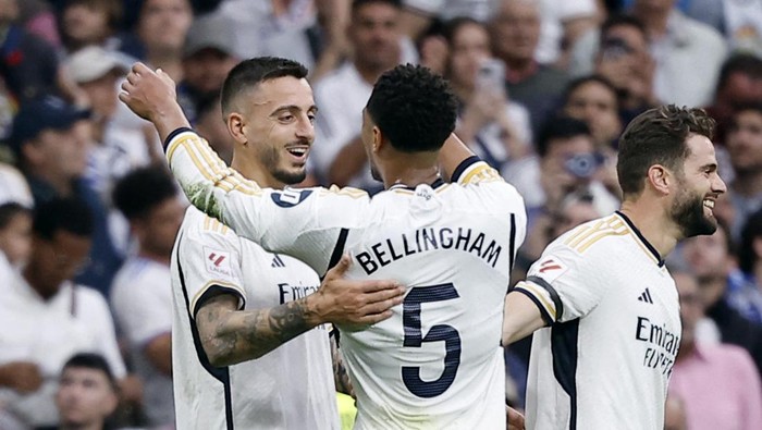 Soccer Football - LaLiga - Real Madrid v Cadiz - Santiago Bernabeu, Madrid, Spain - May 4, 2024 Real Madrids Joselu celebrates scoring their third goal with Jude Bellingham REUTERS/Juan Medina