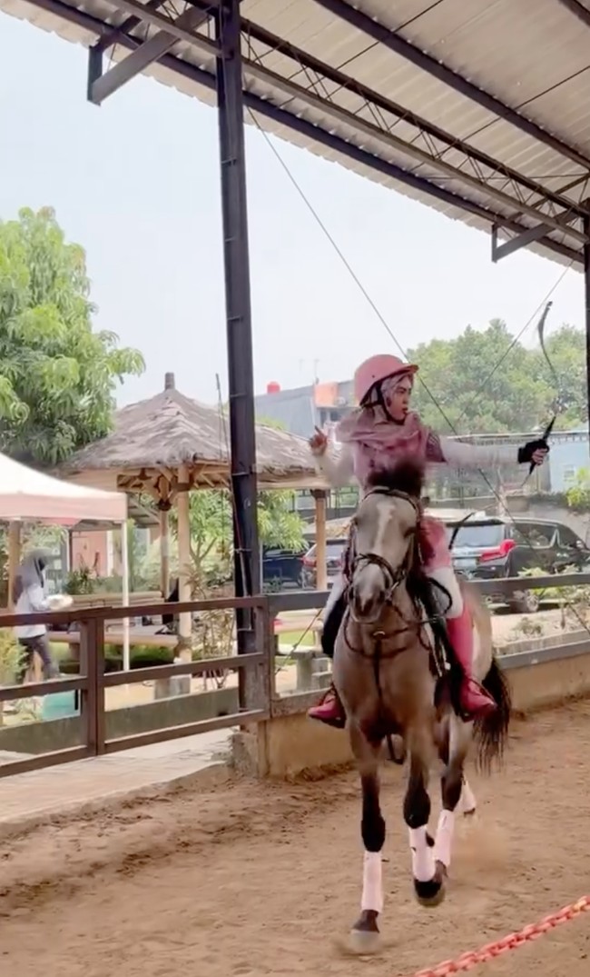 Minimal keren di atas kuda, tulis keterangan unggahan tersebut. Dalam video terlihat Ricis yang mengenakan busana bernuansa pink dan putih begitu energik menjajal hobi olahraga barunya itu. Foto: Instagram/@riaricis1795