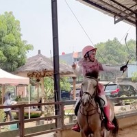 Minimal keren di atas kuda, tulis keterangan unggahan tersebut. Dalam video terlihat Ricis yang mengenakan busana bernuansa pink dan putih begitu energik menjajal hobi olahraga barunya itu. Foto: Instagram/@riaricis1795