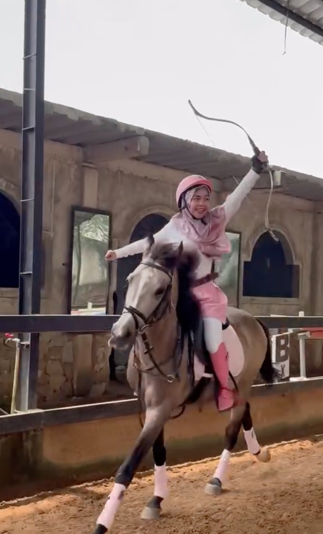 Kebahagiaan pun terlihat jelas di wajah Ricis kala menjalani hobi barunya. Dari rekaman yang terlihat, tampaknya ibu satu orang anak itu memang sudah cukup mahir berkuda sambil memanah. Foto: Instagram/@riaricis1795