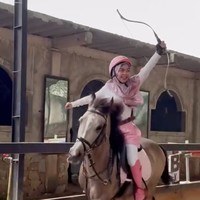 Kebahagiaan pun terlihat jelas di wajah Ricis kala menjalani hobi barunya. Dari rekaman yang terlihat, tampaknya ibu satu orang anak itu memang sudah cukup mahir berkuda sambil memanah. Foto: Instagram/@riaricis1795