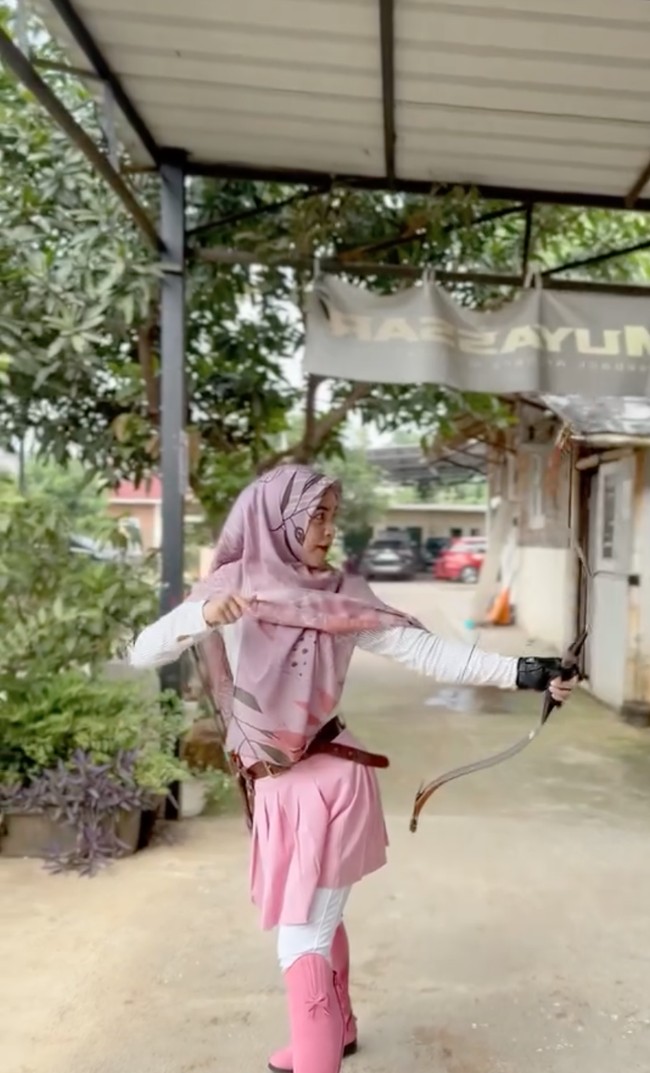 Setelah resmi bercerai dengan Teuku Ryan, Ria Ricis sendiri tampaknya kini tengah asik menjajal hobi barunya, yaitu berkuda sambil memanah. Melalui akun Instagram pribadinya wanita 28 tahun itu beberapa kali membagikan videonya saat sedang berkuda sambil memanah. Foto: Instagram/@riaricis1795