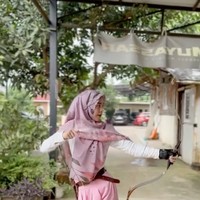 Setelah resmi bercerai dengan Teuku Ryan, Ria Ricis sendiri tampaknya kini tengah asik menjajal hobi barunya, yaitu berkuda sambil memanah. Melalui akun Instagram pribadinya wanita 28 tahun itu beberapa kali membagikan videonya saat sedang berkuda sambil memanah. Foto: Instagram/@riaricis1795