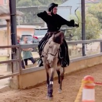 Tak hanya satu, terdapat dua video di akun Instagram Ricis yang memamerkan kepiawaiannya melakukan olahraga tersebut. Hidup memang ga mudah, jatuh bangun dari kuda buang trauma juga susah. Tapi tetep harus dijalanin, tulis keterangan unggahan video lainnya. Foto: Instagram/@riaricis1795