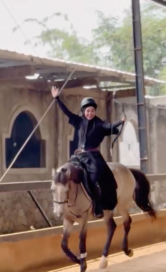 Usai berhasil tepat sasaran saat memanah sambil berkuda, Ricis tampak begitu senang. Unggahan Ricis itu pun banjir komentar netizen. Tak sedikit yang menyemangatinya. semangat terus ibukkk cantik, komentar salah seorang netizen. Foto: Instagram/@riaricis1795