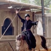 Usai berhasil tepat sasaran saat memanah sambil berkuda, Ricis tampak begitu senang. Unggahan Ricis itu pun banjir komentar netizen. Tak sedikit yang menyemangatinya. semangat terus ibukkk cantik, komentar salah seorang netizen. Foto: Instagram/@riaricis1795