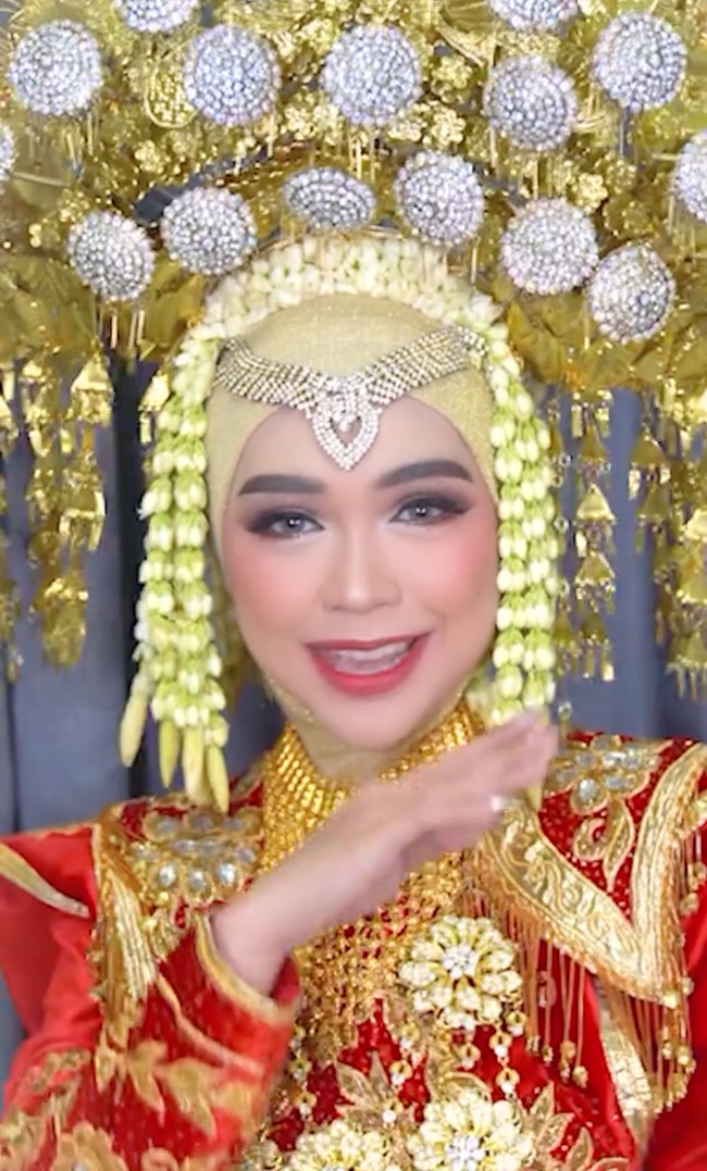 Selain aktif membagikan momen olahraga berkuda sambil memanah, Ricis juga kerap membagikan transformasi makeup. Lihat saja transformasinya saat menjadi pengantin Minang yang satu ini. Foto: Instagram/@riaricis1795