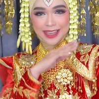 Selain aktif membagikan momen olahraga berkuda sambil memanah, Ricis juga kerap membagikan transformasi makeup. Lihat saja transformasinya saat menjadi pengantin Minang yang satu ini. Foto: Instagram/@riaricis1795