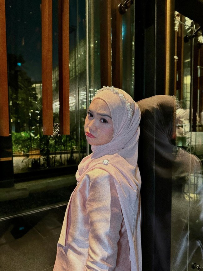 Ria Ricis dan Teuku Ryan hingga kini masih hangat diperbincangkan karena perceraian rumah tangganya. Salinan putusan perceraian selebgram tersebut berhasil bikin heboh, banyak diunggah dan beredar di media sosial. Dalam unggahan terlihat alasan perceraian dan masalah rumah tangga Ria Ricis dan Teuku Ryan yang kini jadi konsumsi publik. Foto: Instagram/@riaricis1795