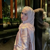 Ria Ricis dan Teuku Ryan hingga kini masih hangat diperbincangkan karena perceraian rumah tangganya. Salinan putusan perceraian selebgram tersebut berhasil bikin heboh, banyak diunggah dan beredar di media sosial. Dalam unggahan terlihat alasan perceraian dan masalah rumah tangga Ria Ricis dan Teuku Ryan yang kini jadi konsumsi publik. Foto: Instagram/@riaricis1795