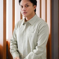 Penyanyi yang akrab disapa Iky itu tampil rapih dan gagah mengenakan kemeja berwarna sage. Kemeja tersebut tampak simpel namun elegan dengan bordiran berwarna senada di bagian tengahnya. Foto: Instagram/@rizkyfbian