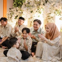 Adik-adik Rizky Febian tampak hadir di acara tersebut, termasuk Adzam, putra Sule bersama Nathalie Holscher. Dalam foto terlihat Sule dan anak-anaknya itu sedang tertawa bersama. Foto: Instagram/@rizkyfbian