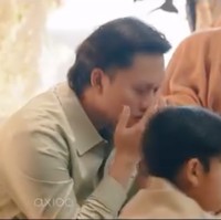 Terlihat acara pengajian berlangsung dengan khidmat. Para anggota keluarga yang hadir pun kompak mengenakan busana senada berwarna coklat muda. Foto: Instagram/@rizkyfbian