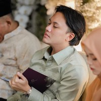 Rizky Febian baru saja menggelar acara pengajian jelang pernikahannya dengan Mahalini. Pengajian tersebut digelar di kediaman ayah Rizky, Sule, pada 8 Mei 2024. Dogelar secara tertutup, acara tersebut hanya dihadiri oleh keluarga terdekat. Foto: Instagram/@rizkyfbian