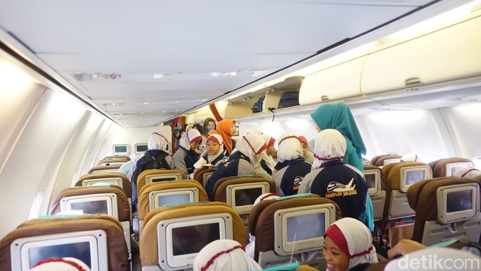 Rombongan piknik siswa SD Muhammadiyah Plus Salatiga naik pesawat Garuda yang viral. Foto diunggah Rabu (08/5/2024).
