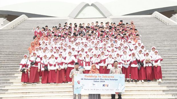 Rombongan piknik siswa SD Muhammadiyah Plus Salatiga naik pesawat Garuda yang viral. Foto diunggah Rabu (08/5/2024).
