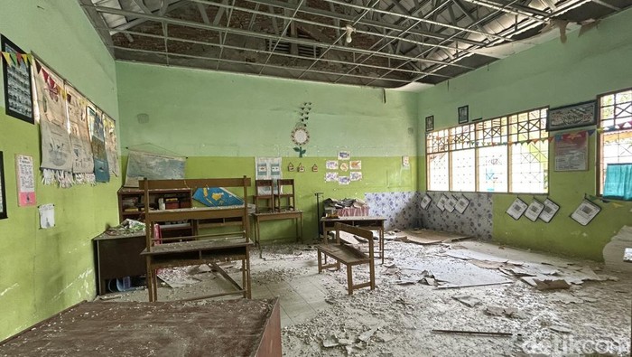 Kondisi plafon sekolah SD 58 Parepare yang dibongkar setelah sebelumnya kondisinya rusak berat.