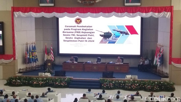Sekjen Kemhan Donny Ermawan Taufanto mewakili Menhan Prabowo Subianto dalam pembekalan TNI-Polri. (Fadil/detikcom)