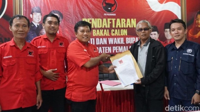 Sekretaris PWI Pemalang Agus Pratikno mengambil formulir penjaringan pilkada di DPC PDIP Pemalang, Rabu (8/5/2024),