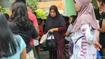 Senyum Gembira Warga Kebayoran Lama Utara Terima Bantuan Beras 10 Kg