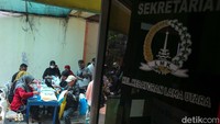 Sebanyak 1.326 warga Kelurahan Kebayoran Lama Utara menerima bantuan beras sebesar 10 kilogram setiap bulannya.
