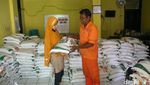 Senyum Gembira Warga Kebayoran Lama Utara Terima Bantuan Beras 10 Kg