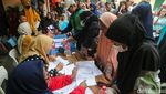 Senyum Gembira Warga Kebayoran Lama Utara Terima Bantuan Beras 10 Kg