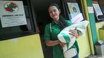 Senyum Gembira Warga Kebayoran Lama Utara Terima Bantuan Beras 10 Kg