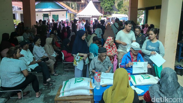 Pemerintah menyalurkan bantuan pangan beras untuk 22.004.007 keluarga se-Indonesia. Salah satunya di Kelurahan Kebayoran Lama Utara ini.