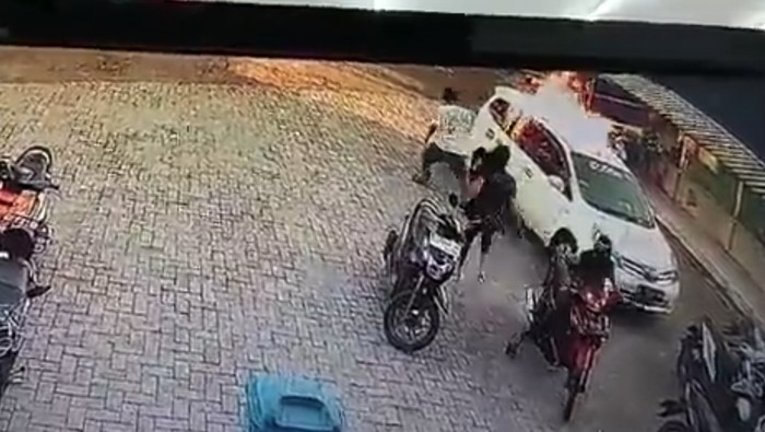 Seorang pria di Kabupaten Majalengka, Jawa Barat, membakar rumah dan mobil mantan istrinya karena kecewa permintaan rujuk ditolak.
