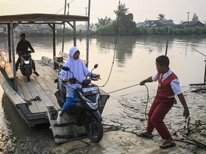 Siswa di Muara Gembong Gunakan Eretan untuk Berangkat Sekolah