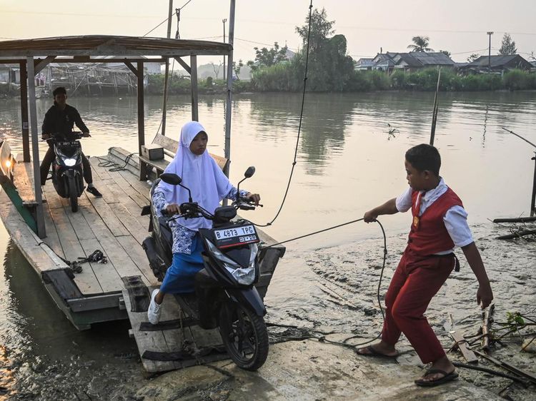 Siswa di Muara Gembong Gunakan Eretan untuk Berangkat Sekolah
