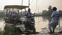 Para siswa menggunakan eretan sebagai moda penyeberangan menuju sekolah dengan tarif Rp2 ribu.