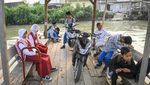 Siswa di Muara Gembong Gunakan Eretan untuk Berangkat Sekolah