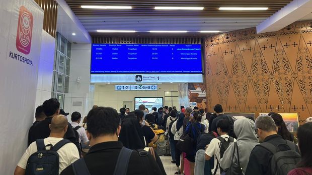 Stasiun Whoosh Halim ramai penumpang malam ini