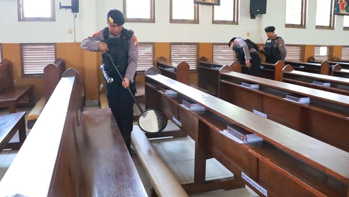 Sterilisasi gereja di Surabaya utara