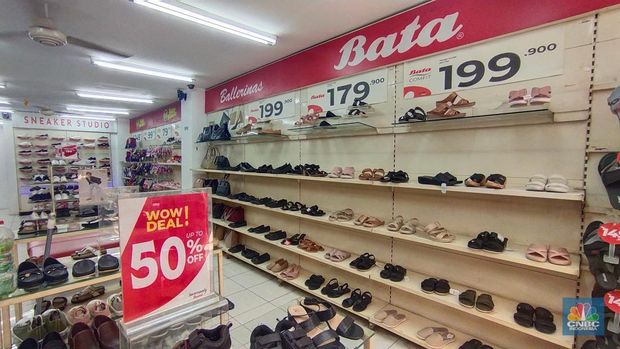 Suasana lengang Toko sepatu Bata di Pasar Kebayoran Lama, Jakarta Selatan, Rabu (8/5/2024), tetap beroperasi pascapenutupan pabrik sepatunya di Purwakarta, Jawa Barat. (վ/Tri Susilo)