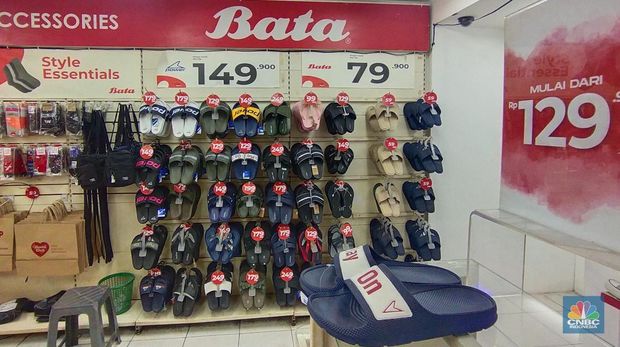 Suasana lengang Toko sepatu Bata di Pasar Kebayoran Lama, Jakarta Selatan, Rabu (8/5/2024), tetap beroperasi pascapenutupan pabrik sepatunya di Purwakarta, Jawa Barat. (CNBC Indonesia/Tri Susilo)