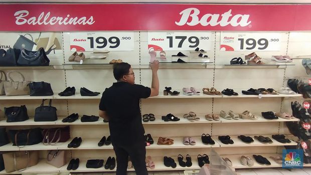 Suasana lengang Toko sepatu Bata di Pasar Kebayoran Lama, Jakarta Selatan, Rabu (8/5/2024), tetap beroperasi pascapenutupan pabrik sepatunya di Purwakarta, Jawa Barat. (վ/Tri Susilo)