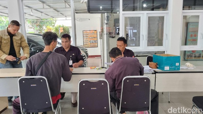 Suasana penyerahan kelengkapan dokumen pendaftaran PPS Pilkada serentak di Kantor KPU Kabupaten Bantul, Rabu (8/5/2024).