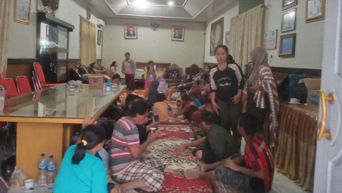 Suasana rumah finas Bupati OKU menjadi posko pengungsian korban banjir.