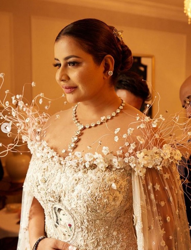 Penampilan ibu dua anak itu di Met Gala mencuri perhatian. Dia tampil menggunakan kalung berlian 180 karat. Foto: dok. Instagram @sudhareddy.official